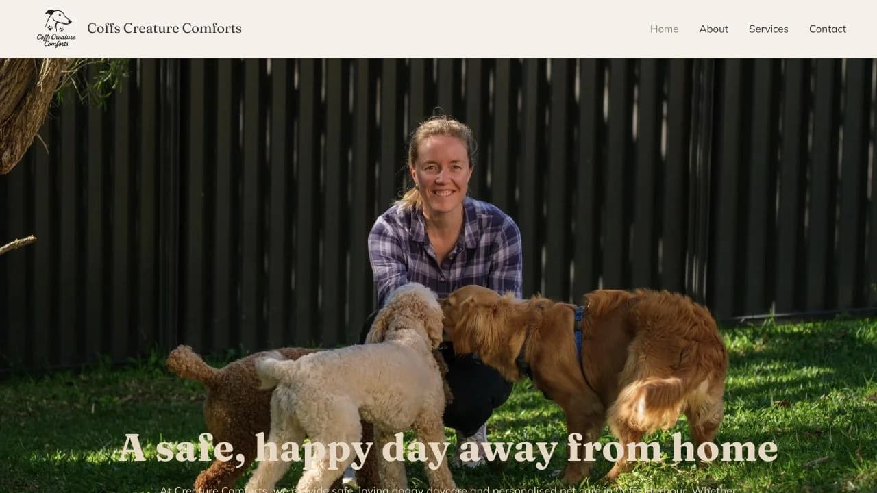 Coffs Creature Comforts website, featuring its owner with dogs and the headline A safe, happy day away from home.